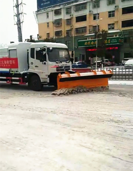 消防车厂家员工义务除雪 微信图片_20180126095156.jpg